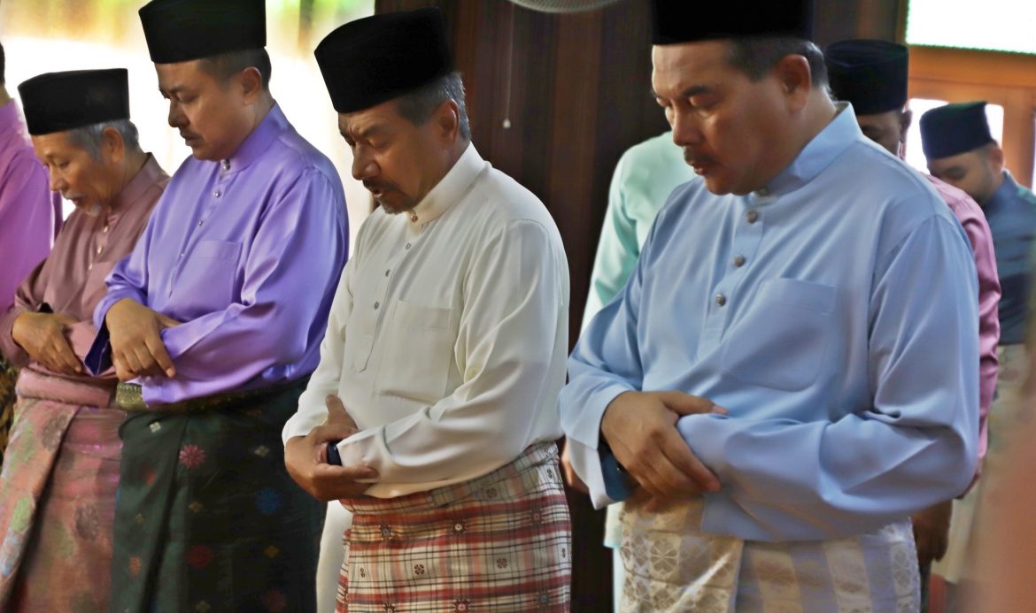 KDYMM Sultan Terengganu, Al-Wathiqu Billah Sultan Mizan Zainal Abidin berangkat menunaikan Solat Jumaat di Masjid Kg. Sena Rendang, Marang, Terengganu.