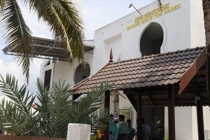 KDYMM Sultan Terengganu, Al-Wathiqu Billah Sultan Mizan Zainal Abidin bersama DYTM Yang di-Pertuan Muda Terengganu, Tengku Muhammad Ismail berangkat menunaikan Solat Jumaat di Masjid Kg. Gong Tok Nasek, Kuala Terengganu, Terengganu.
Keberangkatan KDYMM Tuanku Sultan disambut oleh YAB Menteri Besar Terengganu, YBM Tengku Seri Bijaya Raja, Setiausaha Kerajaan Negeri Terengganu, YDP MAIDAM dan Pegawai Daerah Kuala Nerus.
Turut menyambut Pesuruhjaya Hal Ehwal Agama Terengganu dan Pegawai-Pegawai Jabatan Hal Ehwal Agama Terengganu.
Junjung Kasih Tuanku.
Jumaat, 8 Jun 2024