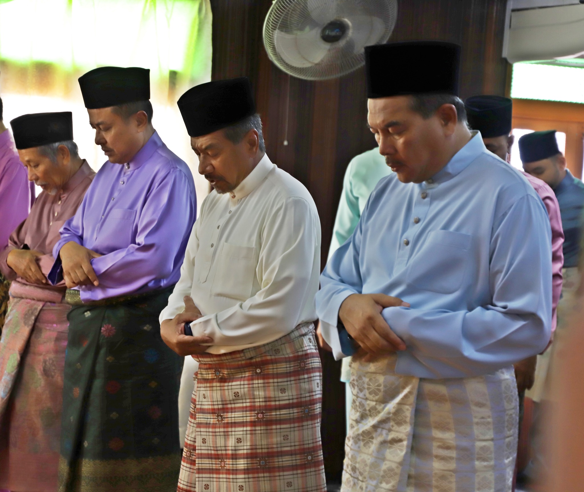 KDYMM Sultan Terengganu, Al-Wathiqu Billah Sultan Mizan Zainal Abidin berangkat menunaikan Solat Jumaat di Masjid Kg. Sena Rendang, Marang, Terengganu.