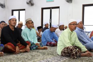 KDYMM Sultan Terengganu, Al-Wathiqu Billah Sultan Mizan Zainal Abidin bersama DYTM Yang di-Pertuan Muda Terengganu, Tengku Muhammad Ismail berangkat menunaikan Solat Jumaat di Masjid Kg. Gong Tok Nasek, Kuala Terengganu, Terengganu.
Keberangkatan KDYMM Tuanku Sultan disambut oleh YAB Menteri Besar Terengganu, YBM Tengku Seri Bijaya Raja, Setiausaha Kerajaan Negeri Terengganu, YDP MAIDAM dan Pegawai Daerah Kuala Nerus.
Turut menyambut Pesuruhjaya Hal Ehwal Agama Terengganu dan Pegawai-Pegawai Jabatan Hal Ehwal Agama Terengganu.
Junjung Kasih Tuanku.
Jumaat, 8 Jun 2024