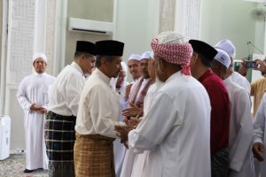 KDYMM Sultan Terengganu, Al-Wathiqu Billah Sultan Mizan Zainal Abidin bersama DYTM Yang di-Pertuan Muda Terengganu, Tengku Muhammad Ismail berangkat menunaikan Solat Jumaat di Masjid Kg. Gong Tok Nasek, Kuala Terengganu, Terengganu.
Keberangkatan KDYMM Tuanku Sultan disambut oleh YAB Menteri Besar Terengganu, YBM Tengku Seri Bijaya Raja, Setiausaha Kerajaan Negeri Terengganu, YDP MAIDAM dan Pegawai Daerah Kuala Nerus.
Turut menyambut Pesuruhjaya Hal Ehwal Agama Terengganu dan Pegawai-Pegawai Jabatan Hal Ehwal Agama Terengganu.
Junjung Kasih Tuanku.
Jumaat, 8 Jun 2024