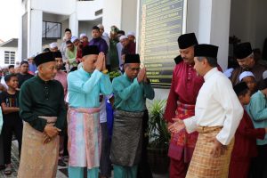 KDYMM Sultan Terengganu, Al-Wathiqu Billah Sultan Mizan Zainal Abidin bersama DYTM Yang di-Pertuan Muda Terengganu, Tengku Muhammad Ismail berangkat menunaikan Solat Jumaat di Masjid Kg. Gong Tok Nasek, Kuala Terengganu, Terengganu.
Keberangkatan KDYMM Tuanku Sultan disambut oleh YAB Menteri Besar Terengganu, YBM Tengku Seri Bijaya Raja, Setiausaha Kerajaan Negeri Terengganu, YDP MAIDAM dan Pegawai Daerah Kuala Nerus.
Turut menyambut Pesuruhjaya Hal Ehwal Agama Terengganu dan Pegawai-Pegawai Jabatan Hal Ehwal Agama Terengganu.
Junjung Kasih Tuanku.
Jumaat, 8 Jun 2024