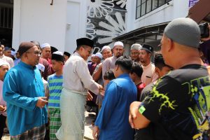 KDYMM Sultan Terengganu, Al-Wathiqu Billah Sultan Mizan Zainal Abidin bersama DYTM Yang di-Pertuan Muda Terengganu, Tengku Muhammad Ismail berangkat menunaikan Solat Jumaat di Masjid Kg. Gong Tok Nasek, Kuala Terengganu, Terengganu.
Keberangkatan KDYMM Tuanku Sultan disambut oleh YAB Menteri Besar Terengganu, YBM Tengku Seri Bijaya Raja, Setiausaha Kerajaan Negeri Terengganu, YDP MAIDAM dan Pegawai Daerah Kuala Nerus.
Turut menyambut Pesuruhjaya Hal Ehwal Agama Terengganu dan Pegawai-Pegawai Jabatan Hal Ehwal Agama Terengganu.
Junjung Kasih Tuanku.
Jumaat, 8 Jun 2024