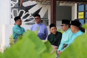 KDYMM Sultan Terengganu, Al-Wathiqu Billah Sultan Mizan Zainal Abidin bersama DYTM Yang di-Pertuan Muda Terengganu, Tengku Muhammad Ismail berangkat menunaikan Solat Jumaat di Masjid Kg. Gong Tok Nasek, Kuala Terengganu, Terengganu.
Keberangkatan KDYMM Tuanku Sultan disambut oleh YAB Menteri Besar Terengganu, YBM Tengku Seri Bijaya Raja, Setiausaha Kerajaan Negeri Terengganu, YDP MAIDAM dan Pegawai Daerah Kuala Nerus.
Turut menyambut Pesuruhjaya Hal Ehwal Agama Terengganu dan Pegawai-Pegawai Jabatan Hal Ehwal Agama Terengganu.
Junjung Kasih Tuanku.
Jumaat, 8 Jun 2024