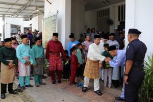 KDYMM Sultan Terengganu, Al-Wathiqu Billah Sultan Mizan Zainal Abidin bersama DYTM Yang di-Pertuan Muda Terengganu, Tengku Muhammad Ismail berangkat menunaikan Solat Jumaat di Masjid Kg. Gong Tok Nasek, Kuala Terengganu, Terengganu.
Keberangkatan KDYMM Tuanku Sultan disambut oleh YAB Menteri Besar Terengganu, YBM Tengku Seri Bijaya Raja, Setiausaha Kerajaan Negeri Terengganu, YDP MAIDAM dan Pegawai Daerah Kuala Nerus.
Turut menyambut Pesuruhjaya Hal Ehwal Agama Terengganu dan Pegawai-Pegawai Jabatan Hal Ehwal Agama Terengganu.
Junjung Kasih Tuanku.
Jumaat, 8 Jun 2024