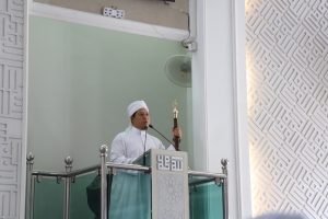 KDYMM Sultan Terengganu, Al-Wathiqu Billah Sultan Mizan Zainal Abidin bersama DYTM Yang di-Pertuan Muda Terengganu, Tengku Muhammad Ismail berangkat menunaikan Solat Jumaat di Masjid Kg. Gong Tok Nasek, Kuala Terengganu, Terengganu.
Keberangkatan KDYMM Tuanku Sultan disambut oleh YAB Menteri Besar Terengganu, YBM Tengku Seri Bijaya Raja, Setiausaha Kerajaan Negeri Terengganu, YDP MAIDAM dan Pegawai Daerah Kuala Nerus.
Turut menyambut Pesuruhjaya Hal Ehwal Agama Terengganu dan Pegawai-Pegawai Jabatan Hal Ehwal Agama Terengganu.
Junjung Kasih Tuanku.
Jumaat, 8 Jun 2024