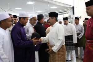 KDYMM Sultan Terengganu, Al-Wathiqu Billah Sultan Mizan Zainal Abidin bersama DYTM Yang di-Pertuan Muda Terengganu, Tengku Muhammad Ismail berangkat menunaikan Solat Jumaat di Masjid Kg. Gong Tok Nasek, Kuala Terengganu, Terengganu.
Keberangkatan KDYMM Tuanku Sultan disambut oleh YAB Menteri Besar Terengganu, YBM Tengku Seri Bijaya Raja, Setiausaha Kerajaan Negeri Terengganu, YDP MAIDAM dan Pegawai Daerah Kuala Nerus.
Turut menyambut Pesuruhjaya Hal Ehwal Agama Terengganu dan Pegawai-Pegawai Jabatan Hal Ehwal Agama Terengganu.
Junjung Kasih Tuanku.
Jumaat, 8 Jun 2024