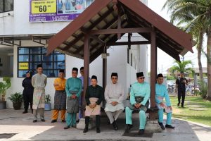 KDYMM Sultan Terengganu, Al-Wathiqu Billah Sultan Mizan Zainal Abidin bersama DYTM Yang di-Pertuan Muda Terengganu, Tengku Muhammad Ismail berangkat menunaikan Solat Jumaat di Masjid Kg. Gong Tok Nasek, Kuala Terengganu, Terengganu.
Keberangkatan KDYMM Tuanku Sultan disambut oleh YAB Menteri Besar Terengganu, YBM Tengku Seri Bijaya Raja, Setiausaha Kerajaan Negeri Terengganu, YDP MAIDAM dan Pegawai Daerah Kuala Nerus.
Turut menyambut Pesuruhjaya Hal Ehwal Agama Terengganu dan Pegawai-Pegawai Jabatan Hal Ehwal Agama Terengganu.
Junjung Kasih Tuanku.
Jumaat, 8 Jun 2024