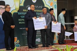 Menteri Besar Terengganu menyampaikan bantuan 'one-off' kepada 324 orang imam ketiga masjid mukim Negeri Terengganu